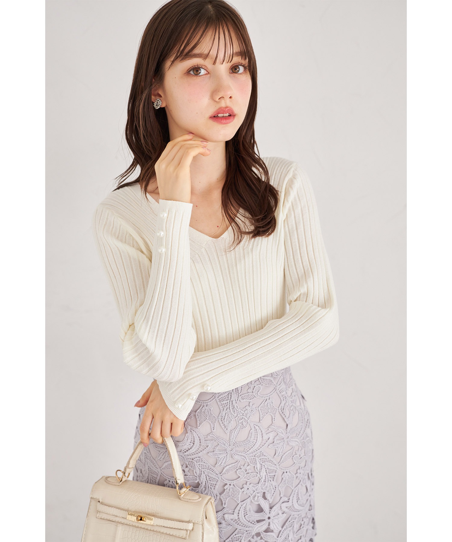 tocco closet（トッコ クローゼット） 袖口パール付きVネック