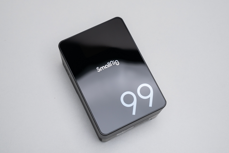 多様な接続性と高速充電を実現する「VB99 ProミニVマウントバッテリー