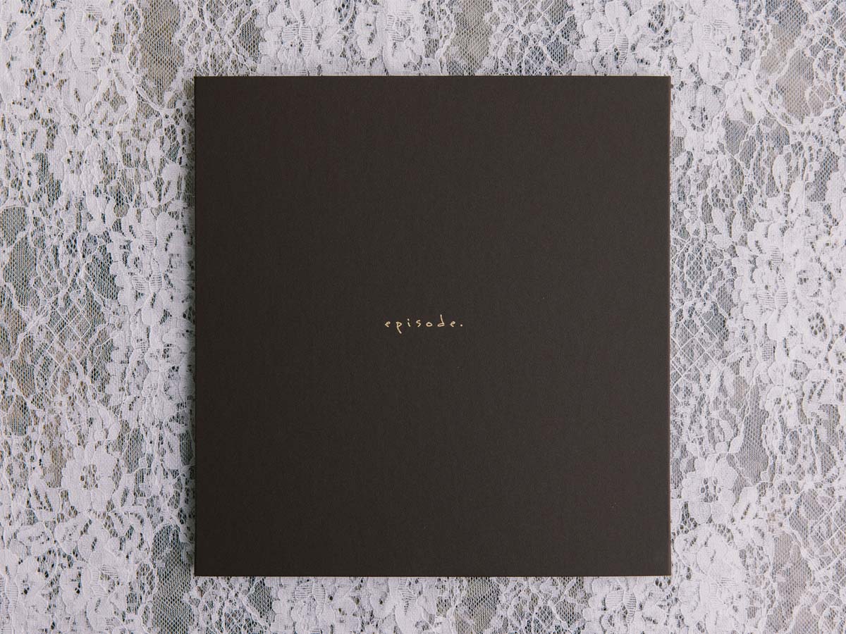 フォトアルバム 4ページ／写真8枚まで掲載［25cmスクエア］ プロに