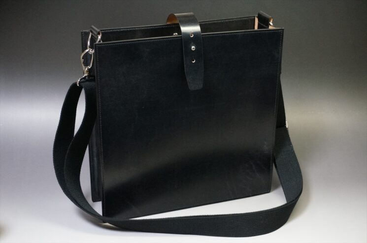 ブライドルレザー ショルダーバッグ(セドウィック社/ブラック色