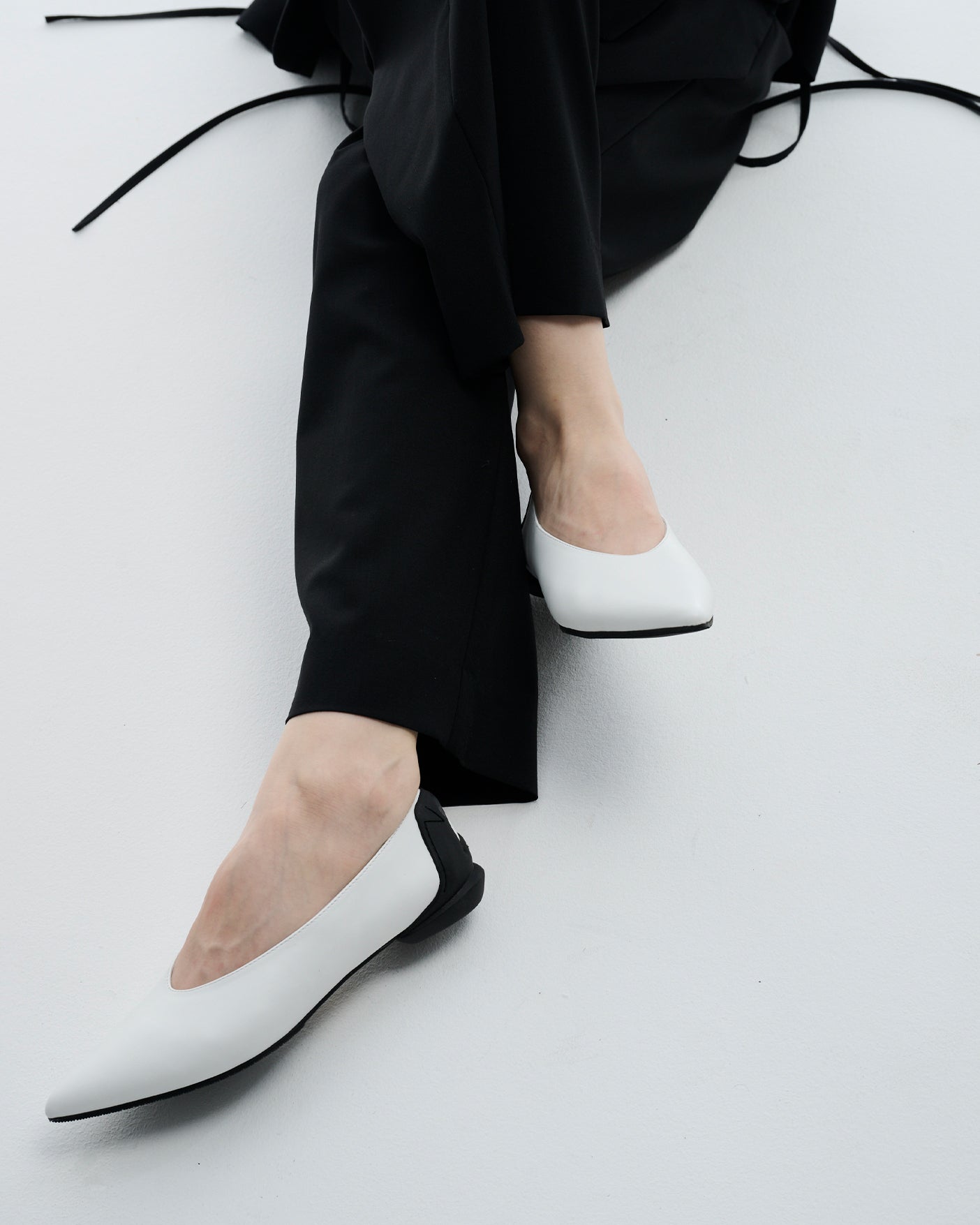 MM POINTED U PUMPS / WHITExBLACK – SHISEI