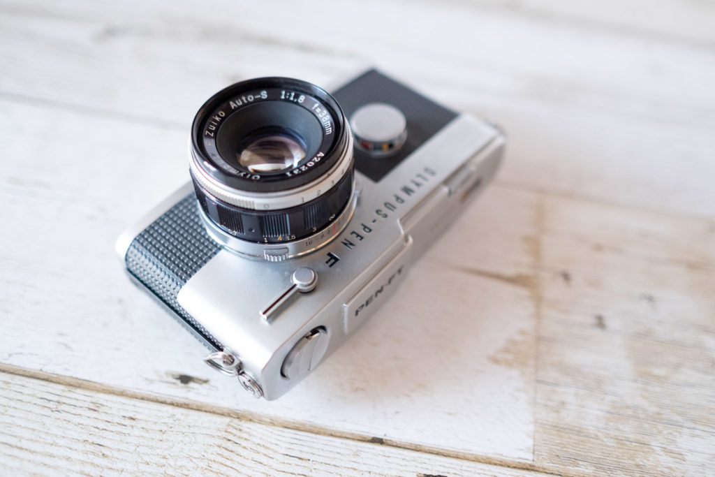 いつものフィルムが2倍撮れる！ハーフサイズカメラ「OLYMPUS PEN FT