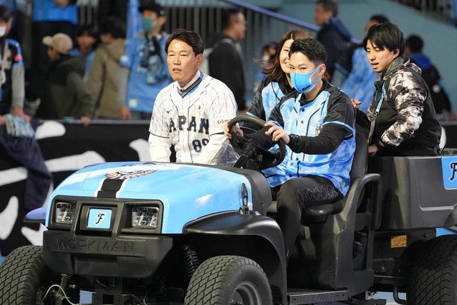 PHOTO】野球日本代表「侍ジャパン」の井端弘和監督が川崎フロンターレ