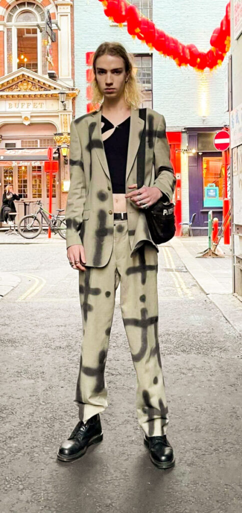 LONDON SNAP】vol.2 カジュアルなセットアップにリメークを施しパンク