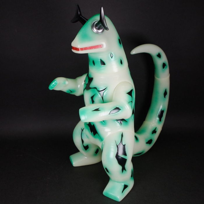 U.S.TOYSのでっかい「Gエレキング」が光り輝いて墓場の画廊に出現