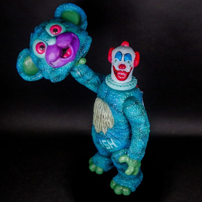 MILKBOYTOYSから地獄からの使者「Hellish IT Bear」が墓場の画廊を来訪