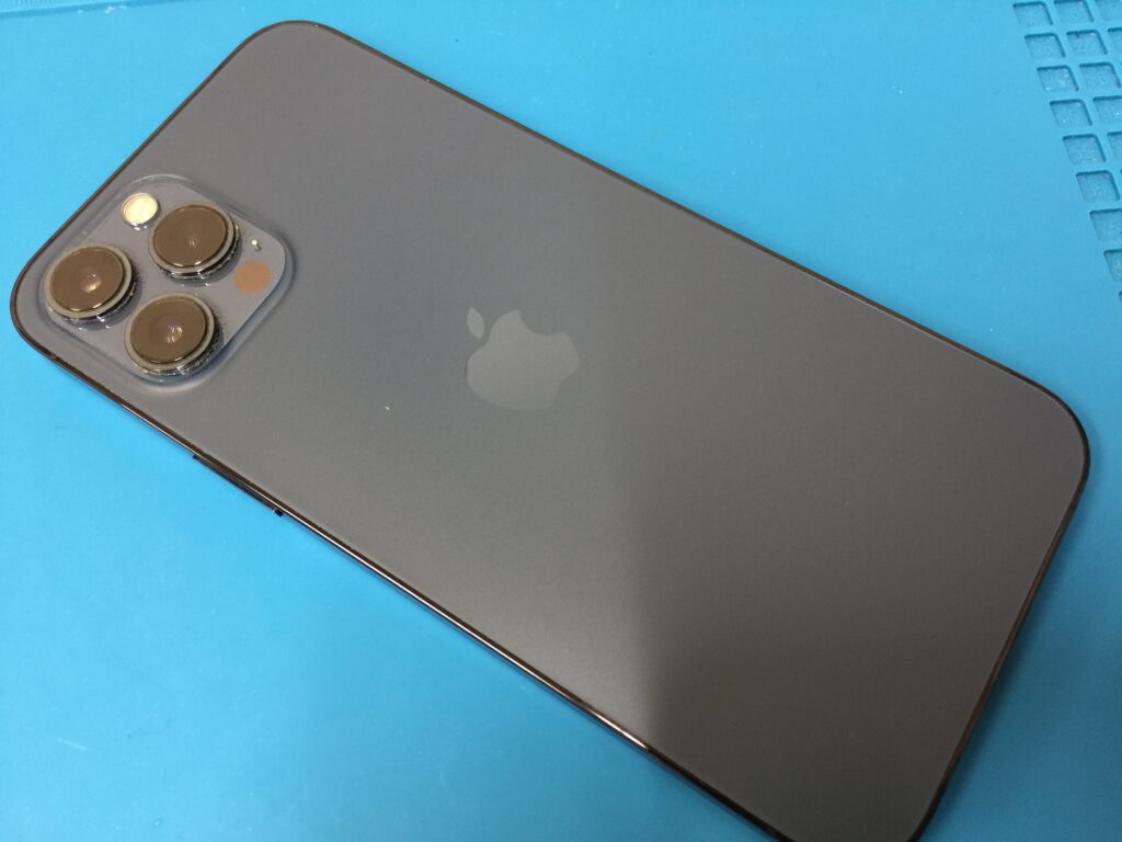 iPhone 12 Pro 】充電器を挿しても反応が悪く角度を変えないと充電が