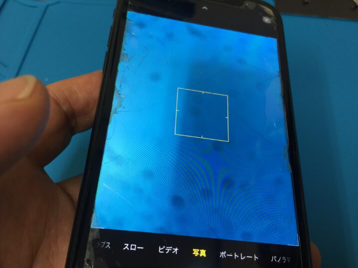 iPhoneXRのカメラレンズ割れと撮影する時に黒い斑点が無数に出て焦点が