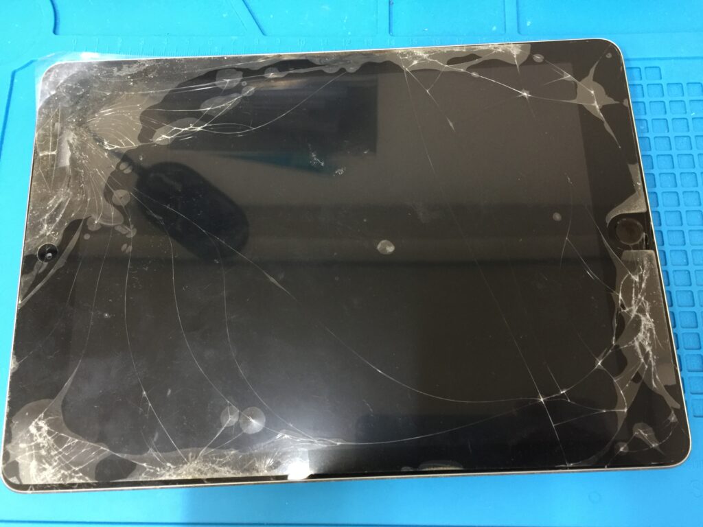 iPad 6 黒】画面が割れてガラスの破片が飛び散って本体内部が見える