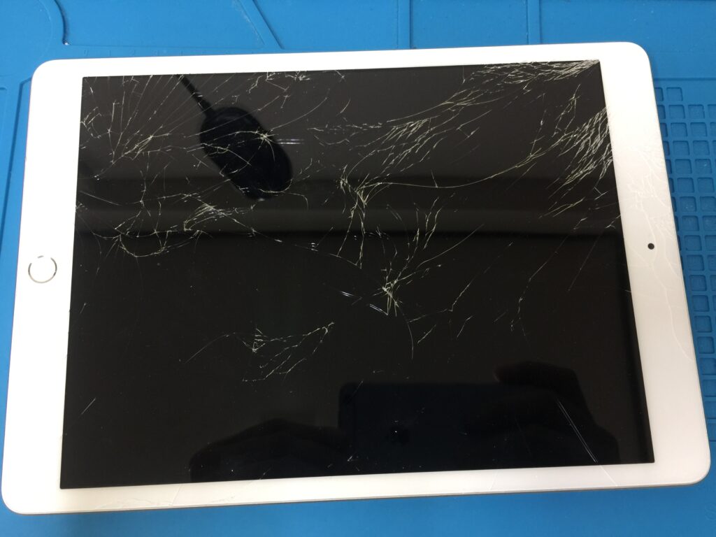 落として画面全体がバキバキに割れたiPad 7 をガラス交換で直しました