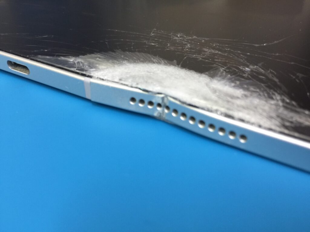 iPad Pro 11インチ を落としたら画面が割れてフレームも変形してしまっ