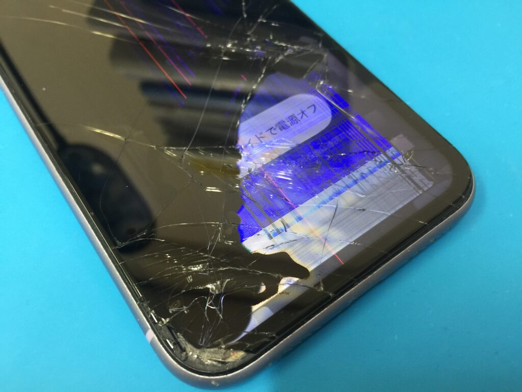 画面が割れて液晶がメチャクチャな表示になってタッチ操作も誤作動して