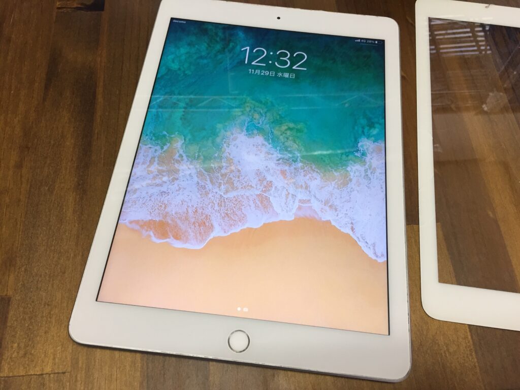 画面ひび割れだけで液晶表示やタッチ操作が正常な状態のiPad 5 の