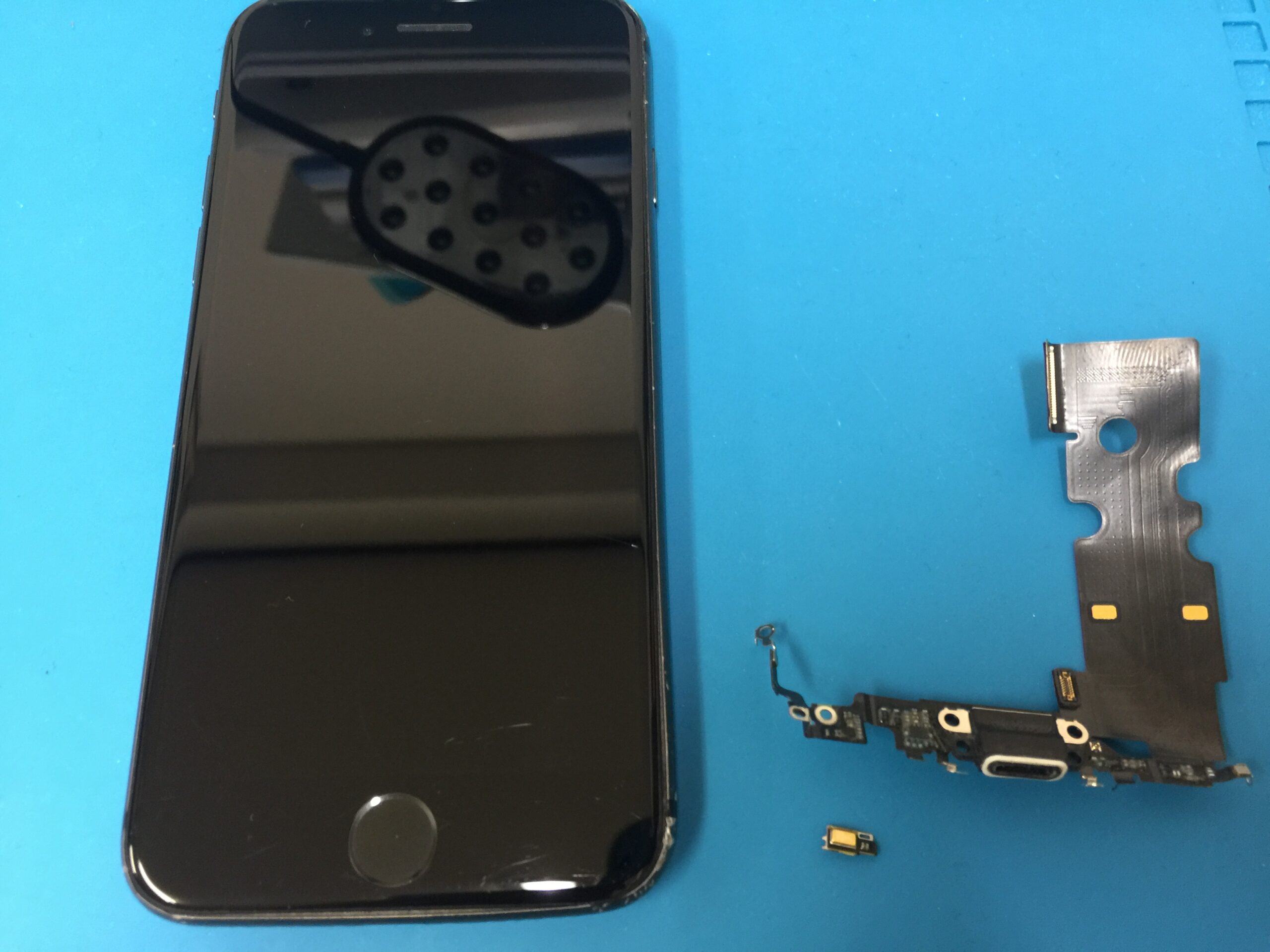 電話をかけて通話の時に相手に声が届かないマイクが壊れたiPhone8の