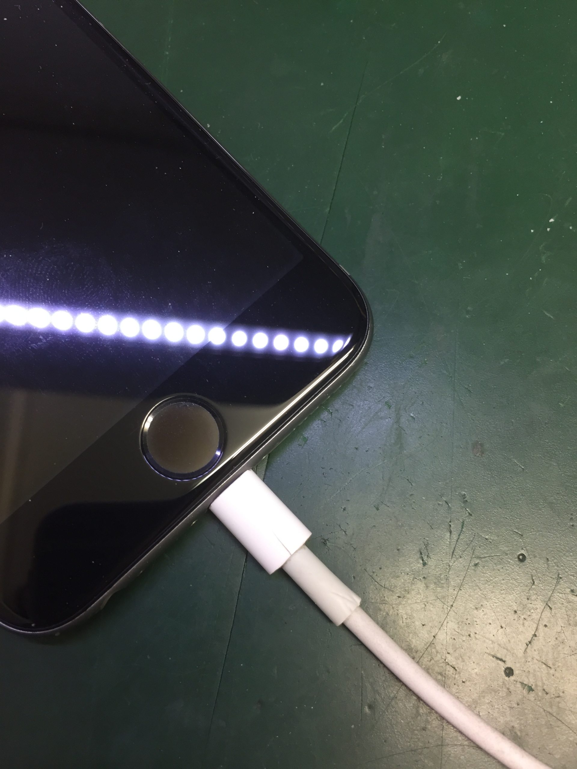 充電ができない⁉︎iPhone SE2 のドックコネクター交換修理。 | スマ