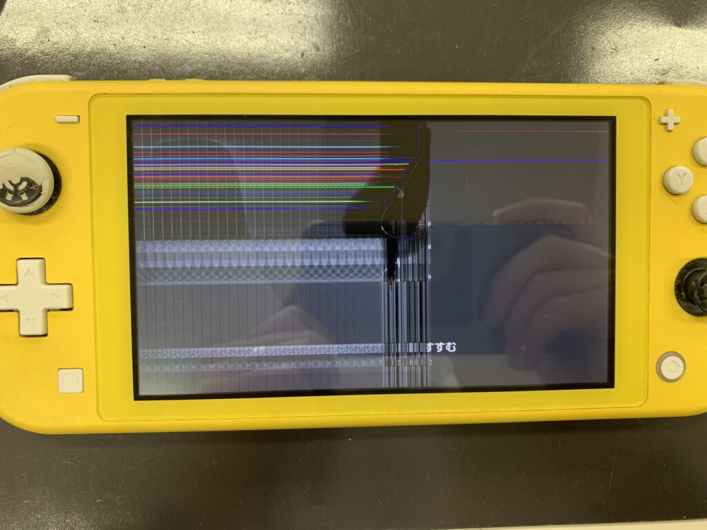 スイッチライト】落として画面に虹色の線が入ったSwitch liteの修理