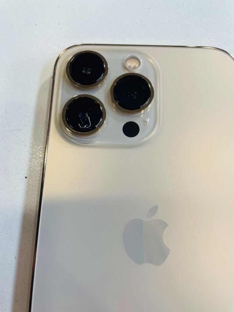 ズームや引きは大丈夫だけど、通常カメラだけ白くくもる…。カメラ