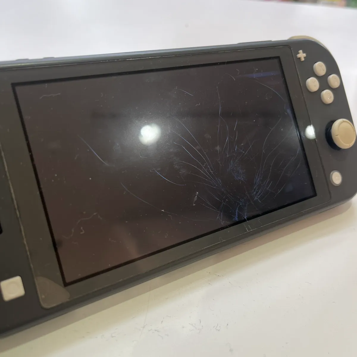 Nintendo Switch Liteの液晶交換修理を行いました！ | お近くのiPhone