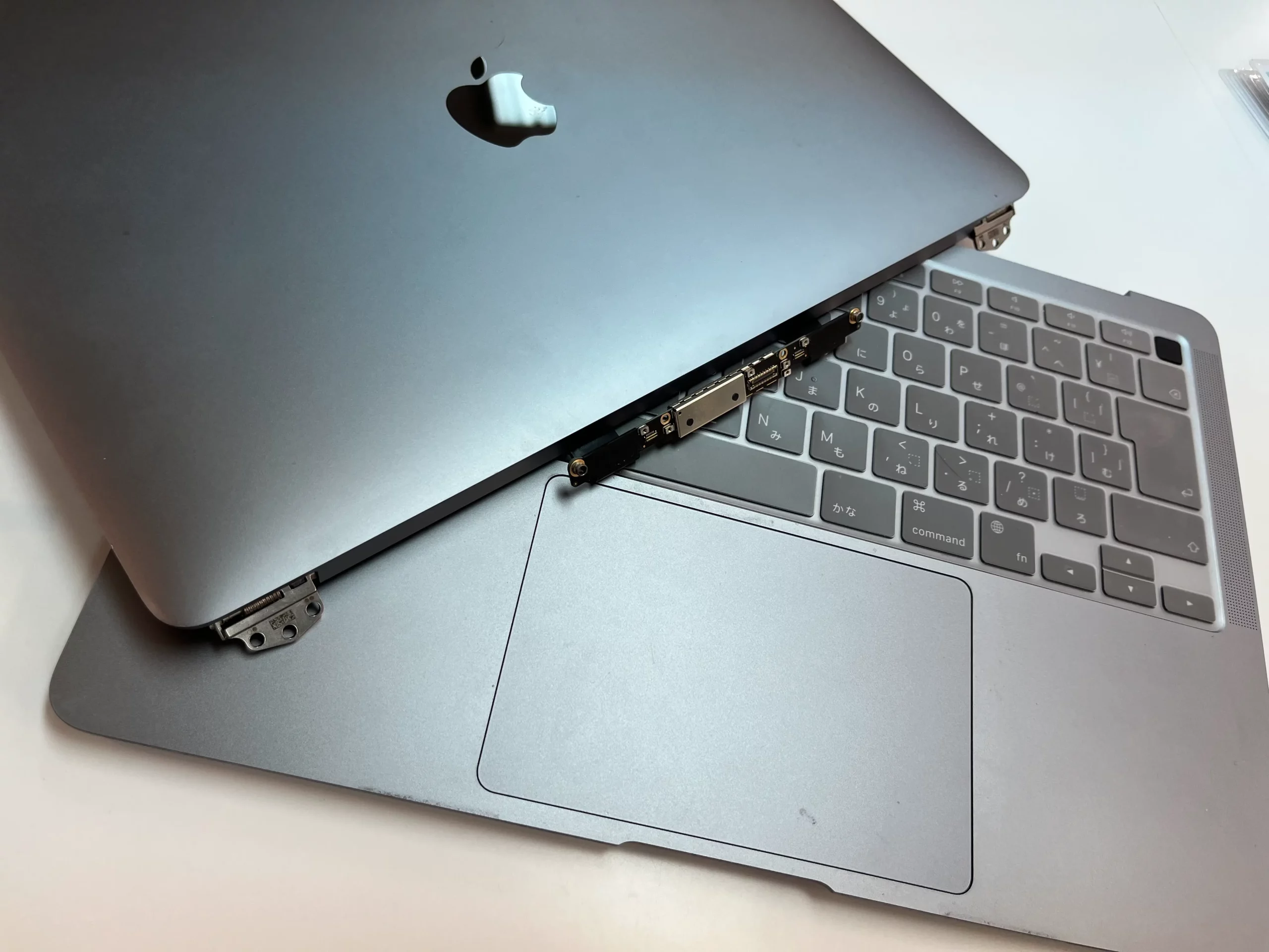 札幌市西区】MacBook液晶が開かない／画面が浮く症状は修理可能