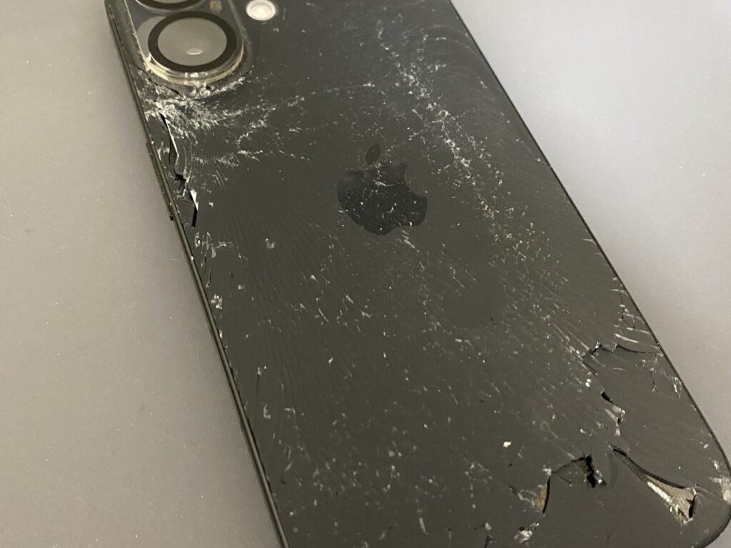 落として背面バキバキでも大丈夫！iPhone 16の背面ガラス、即日修理