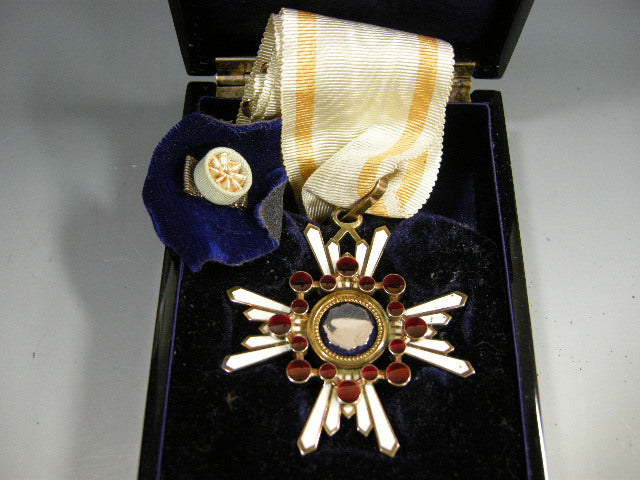 勲章 勲三等瑞宝章 略章・共箱 – smileantiques