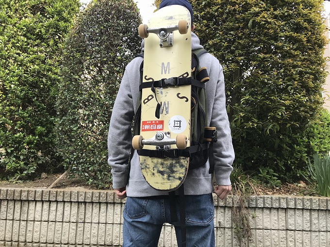 スケボーを付けられるリュックのおすすめブランド11選！選び方や付け方