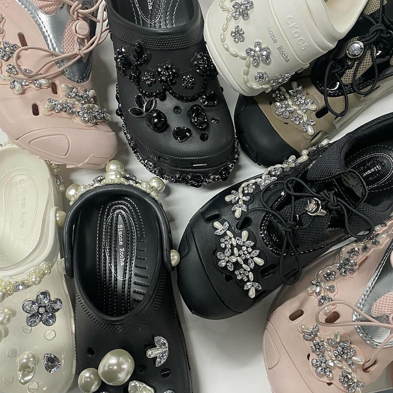 4月10日発売【Simone Rocha x Crocs】パールやクリスタルを大胆にセット