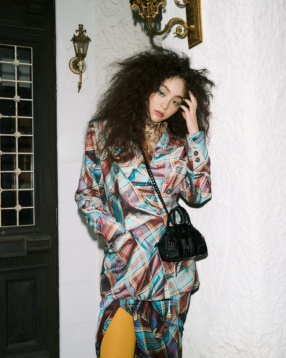 靴＆バッグにも注目！ モトーラ世理奈が着こなす「ヴィヴィアン