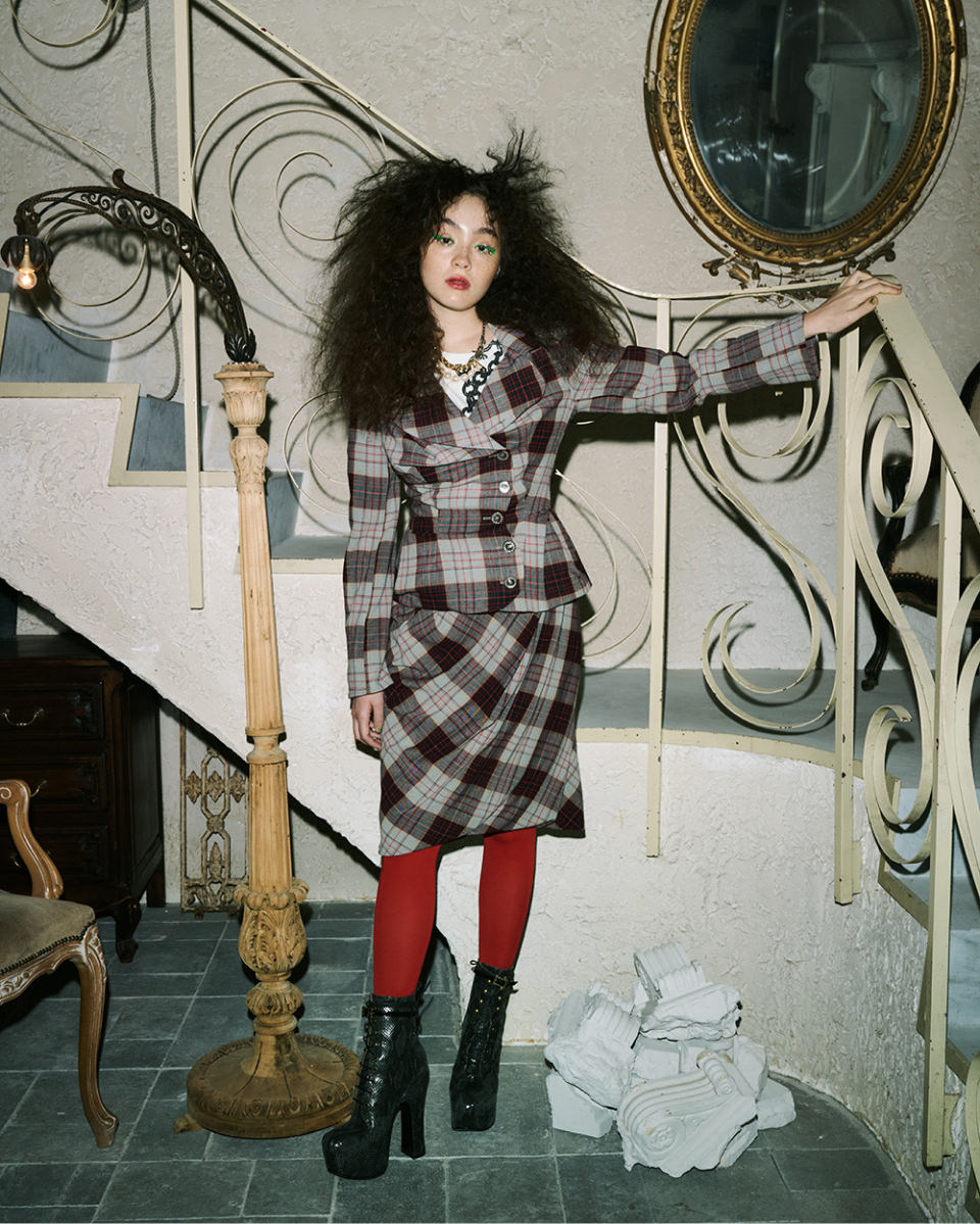 靴＆バッグにも注目！ モトーラ世理奈が着こなす「ヴィヴィアン