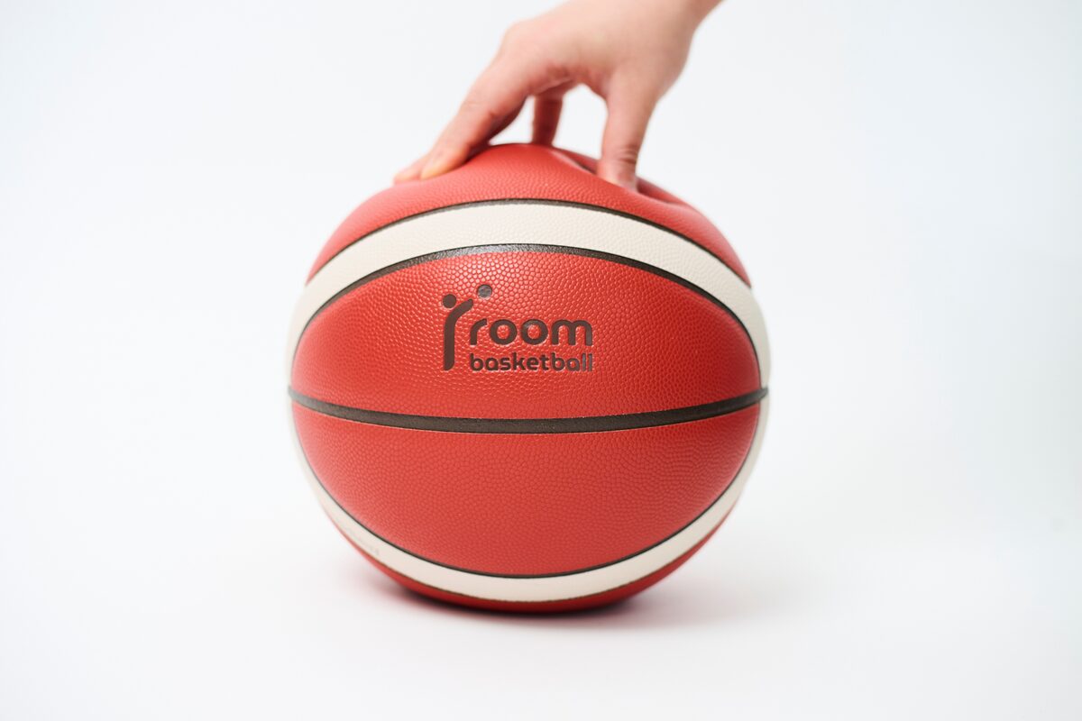 モルテンから室内でバスケのドリブル練習ができる『roombasketball