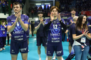 バレーボール】高橋藍、サントリー入団会見 背番号12「やってみなはれ