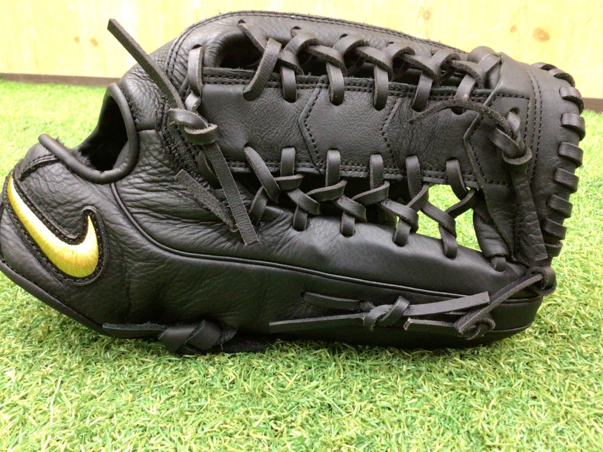 ブランドロゴが逆!?ナイキの軟式グローブ、逆スウッシュをご紹介