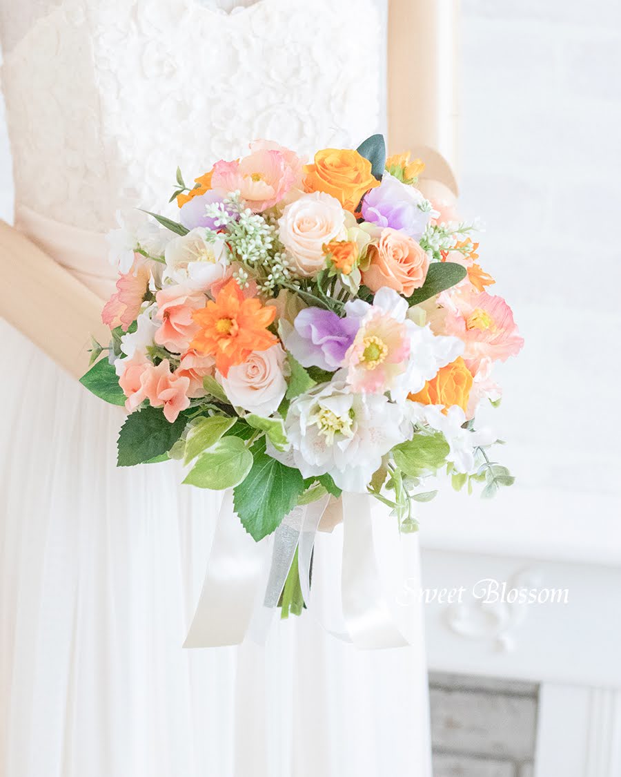 オレンジグラデーションのクラッチブーケ【ブリザーブドフラワーの