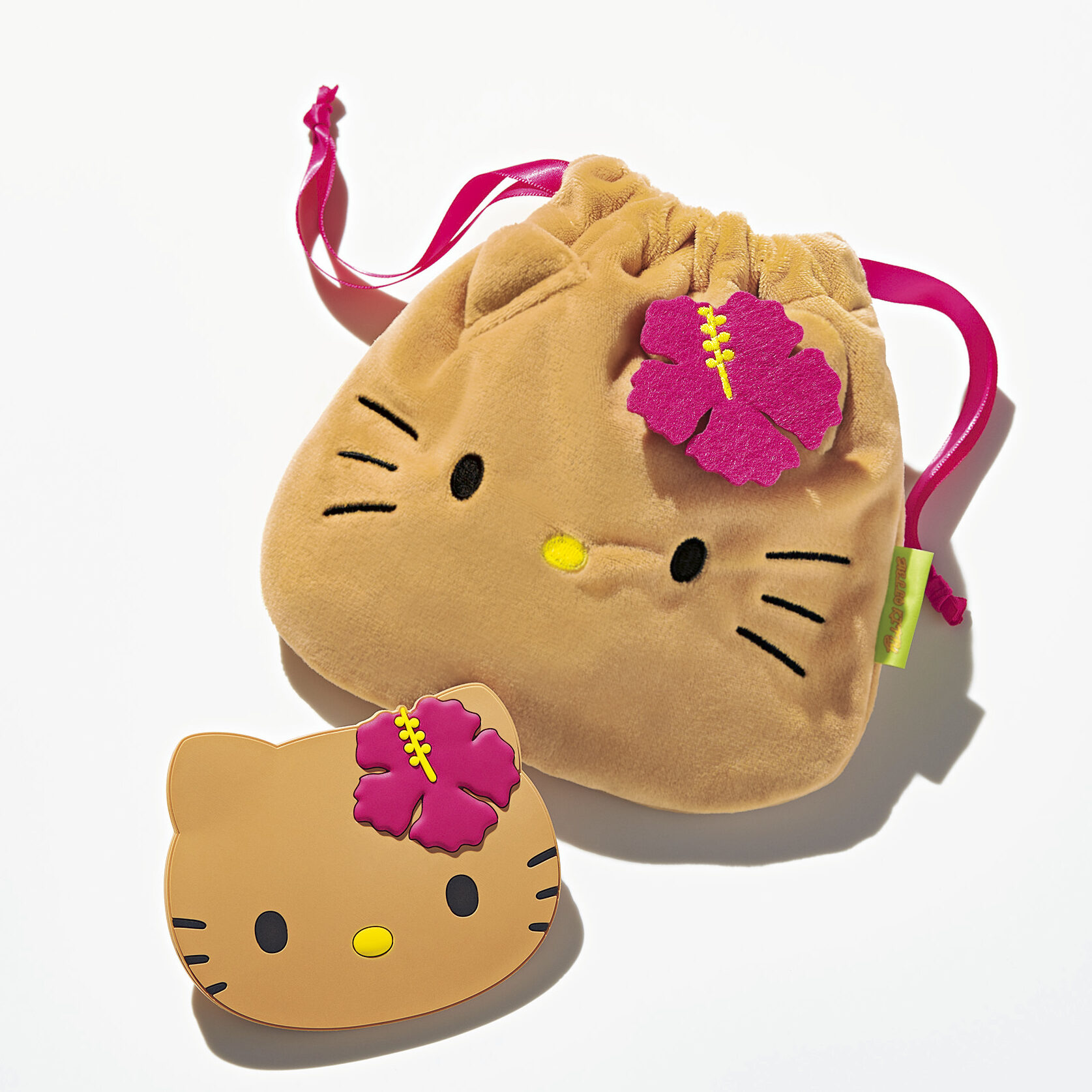 付録】早くもネットでは完売!?「日焼けハローキティ」のミラー＆巾着