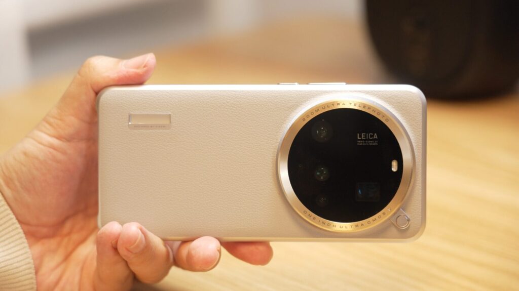 最強カメラスマホ Xiaomi 15 Ultra につけたい、ゴールドグレー版