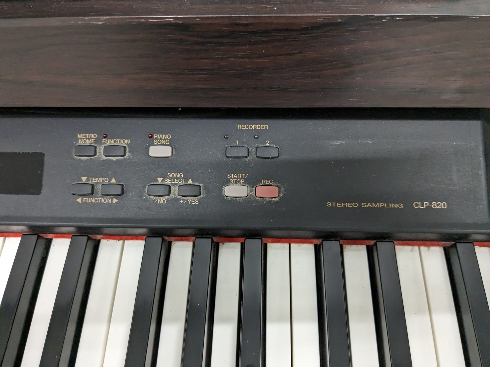 Yamaha Clavinova CLP-820 Digital Piano in dark rosewood stock nr