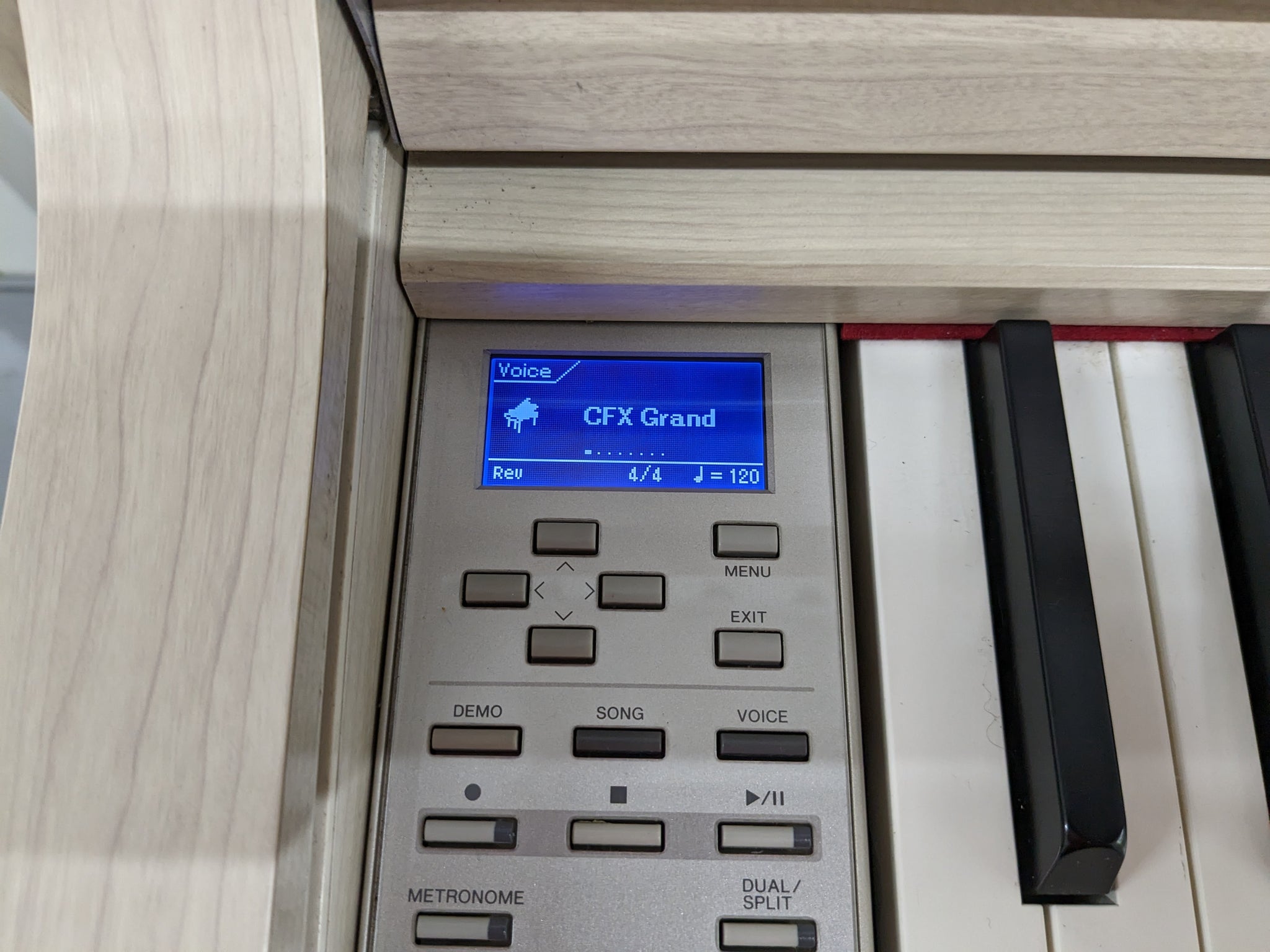 Yamaha Clavinova CLP-535 in white ash with matching stool stock nr