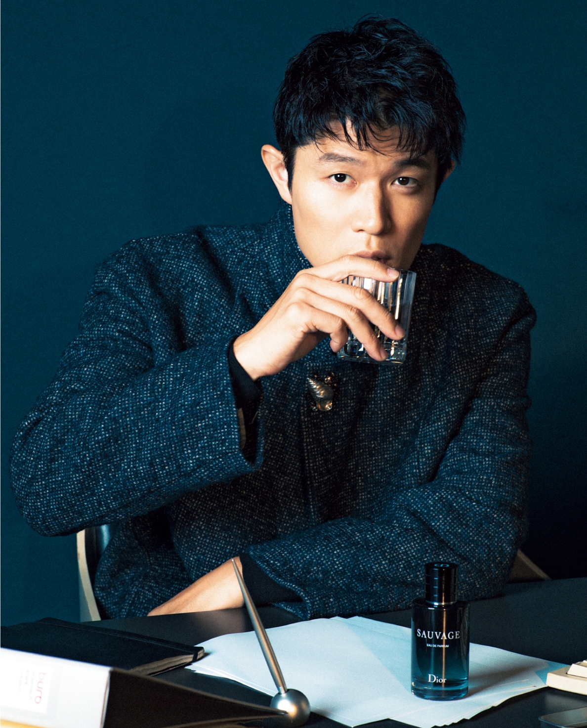 鈴木亮平、ワイルドな香りと戯れる時 - NYLON JAPAN