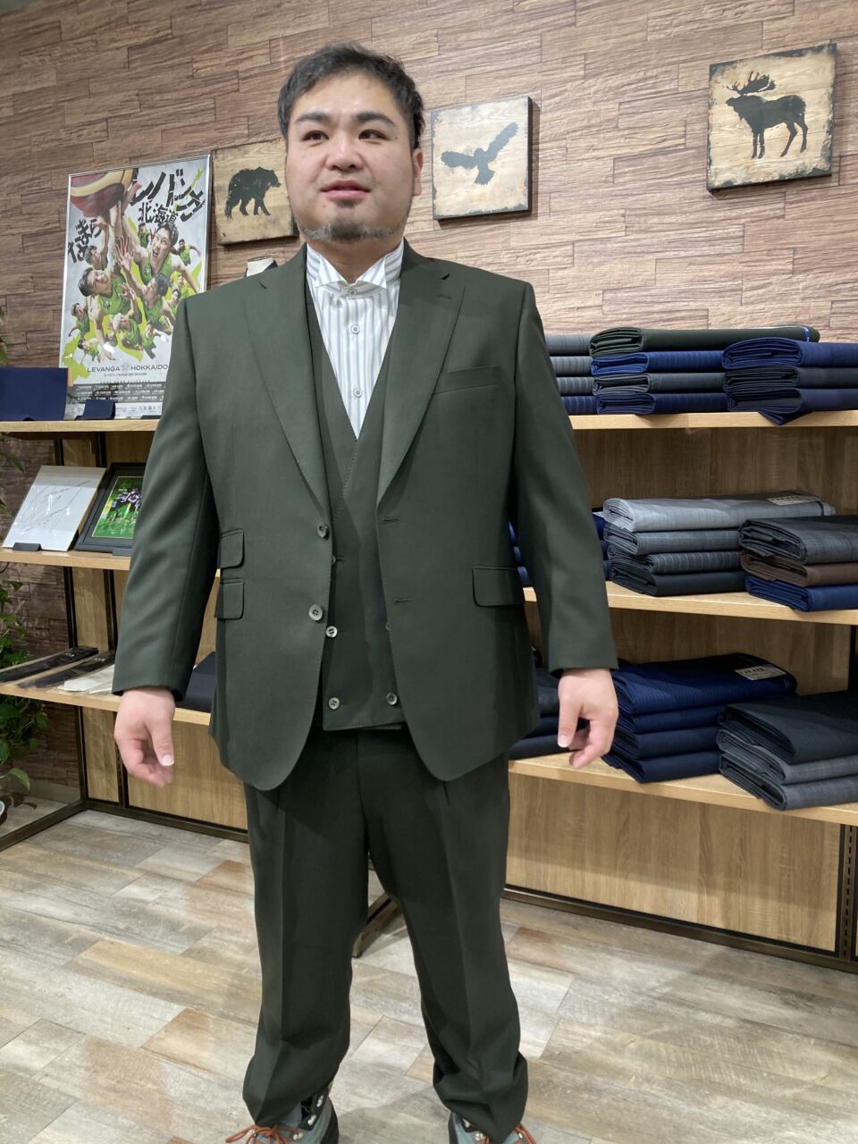 グリーンを基調としたスーツに花柄の裏地でアクセント-札幌駅前通店