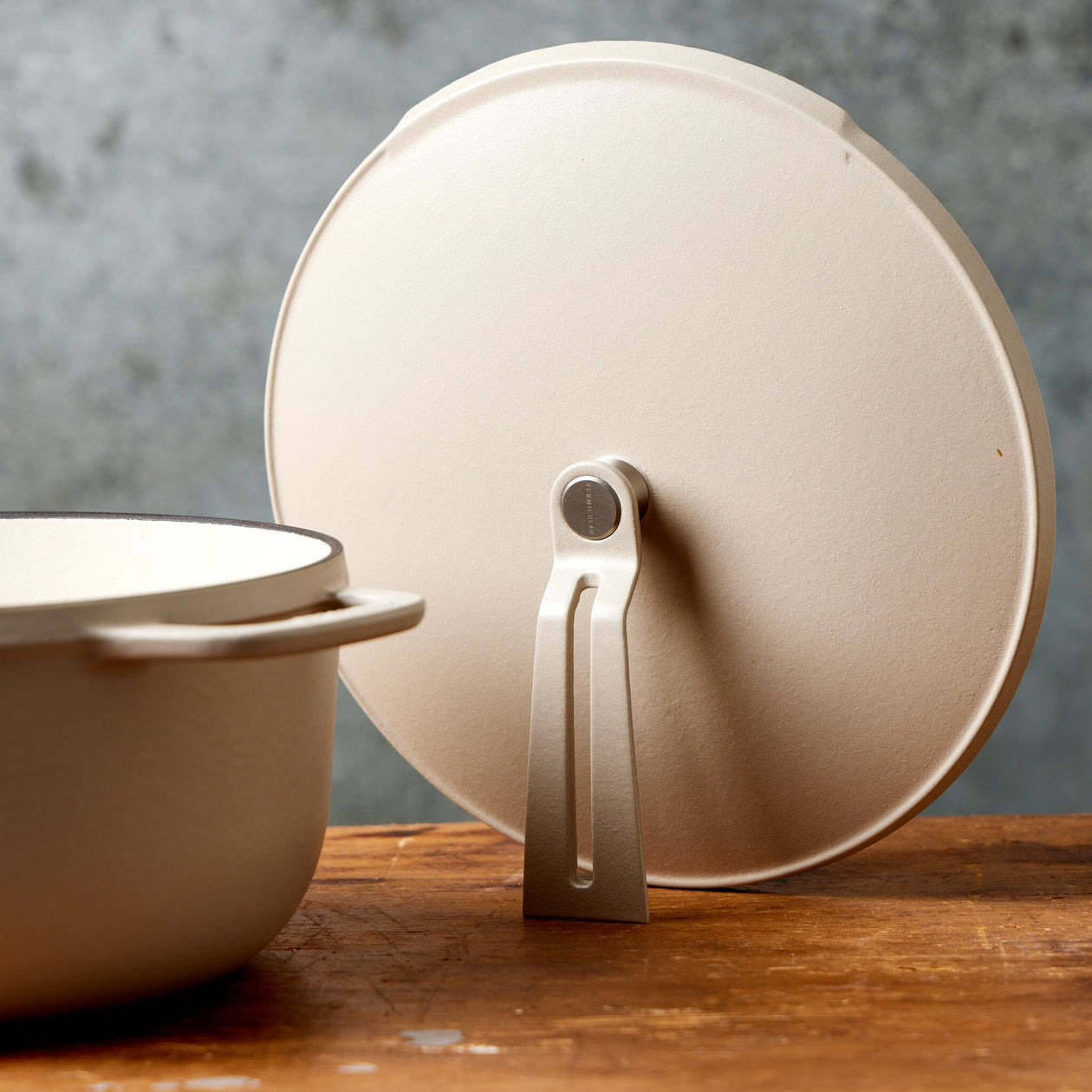 Vermicular Oven Pot 2.0 | 26cm | Standing Handle – Milk Street Store