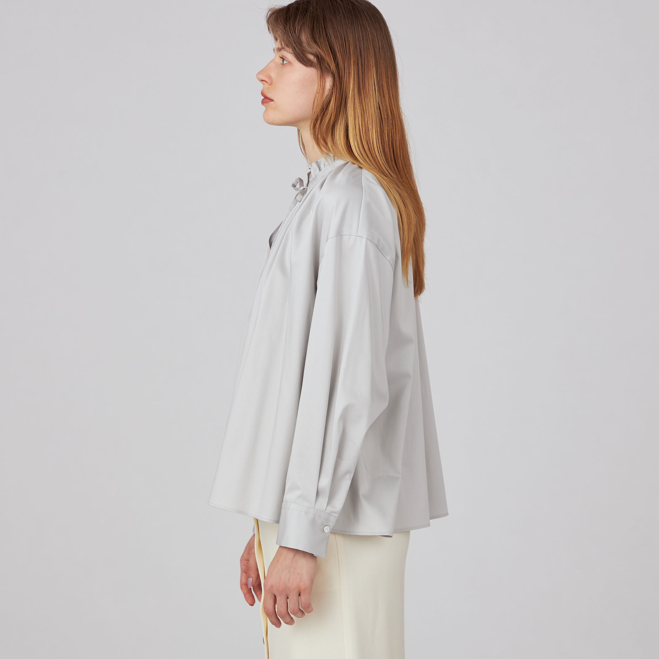 ハイカウントサテン ネックフリルブラウス｜トゥモローランド 公式通販