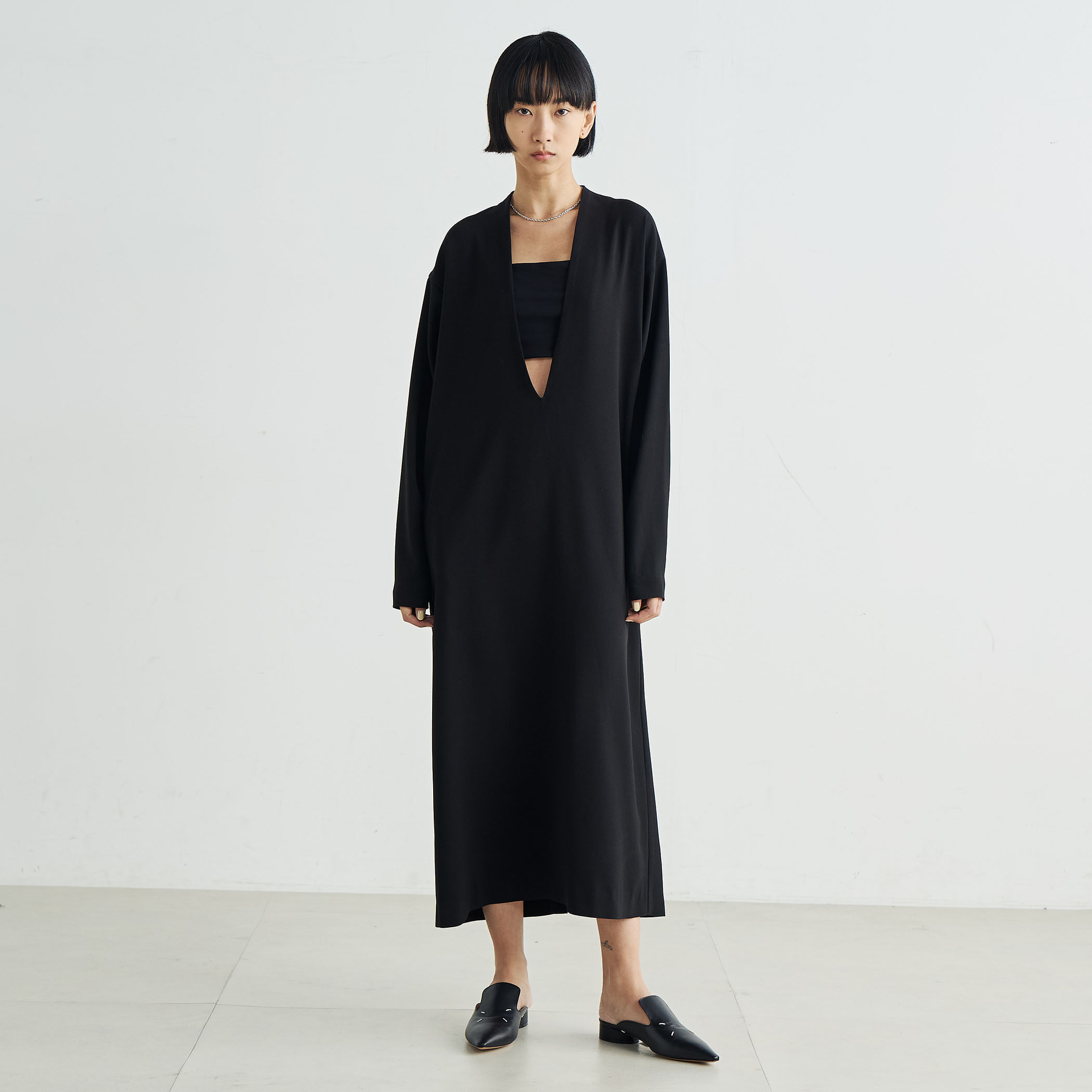 バックサテンジョーゼット Vネックロングワンピース｜トゥモローランド