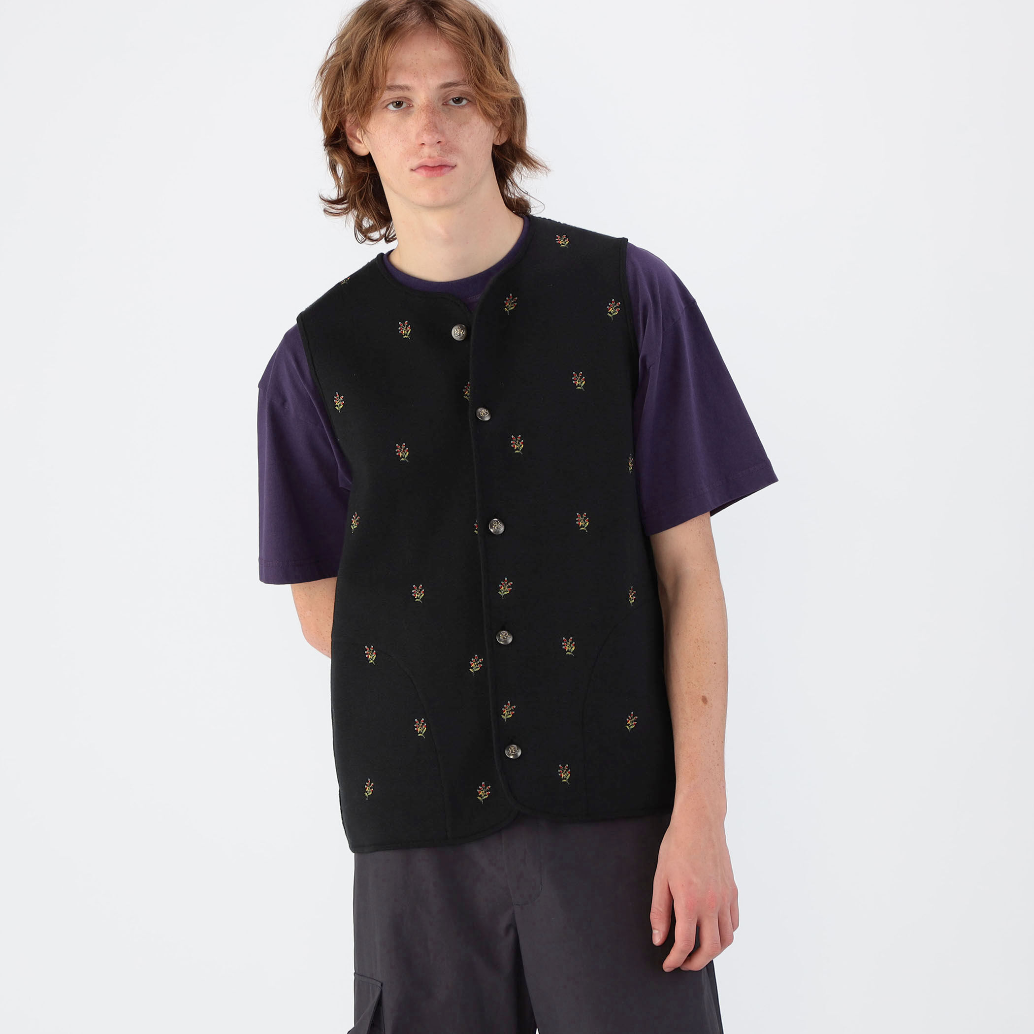 CABaN コットンカシミヤ フラワーエンブロイダリー クルーネックベスト