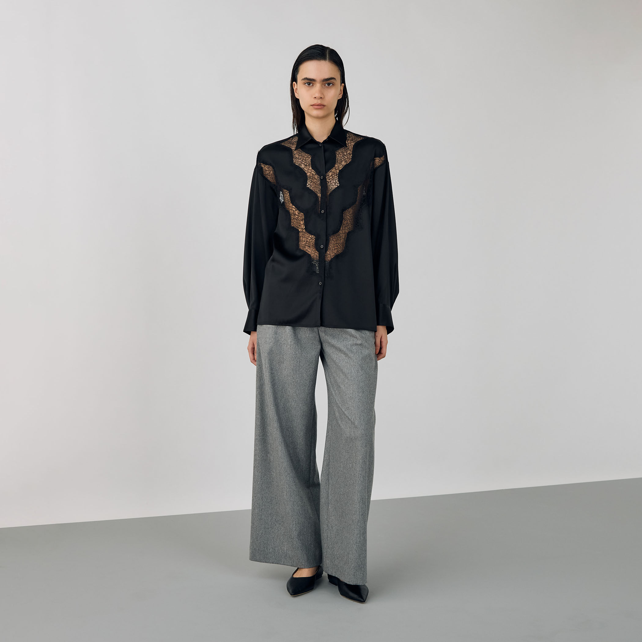 シルクストレッチサテン レギュラーカラーシャツ｜トゥモローランド