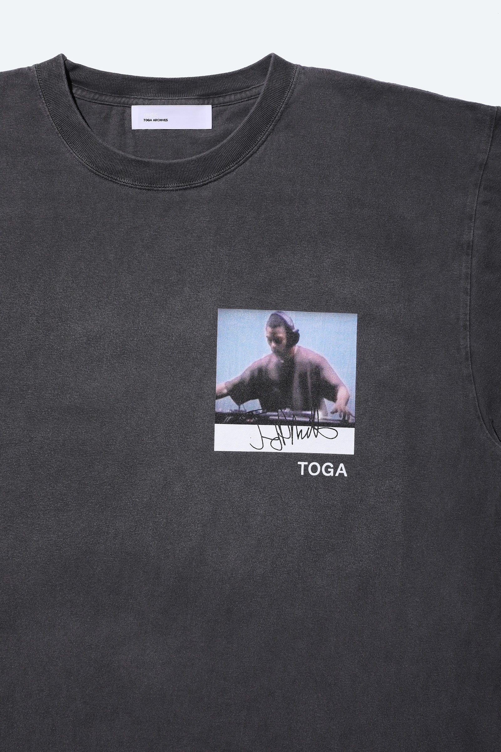 TOGA×JEFF MILLS SIGN TEE – TOGA ONLINE STORE