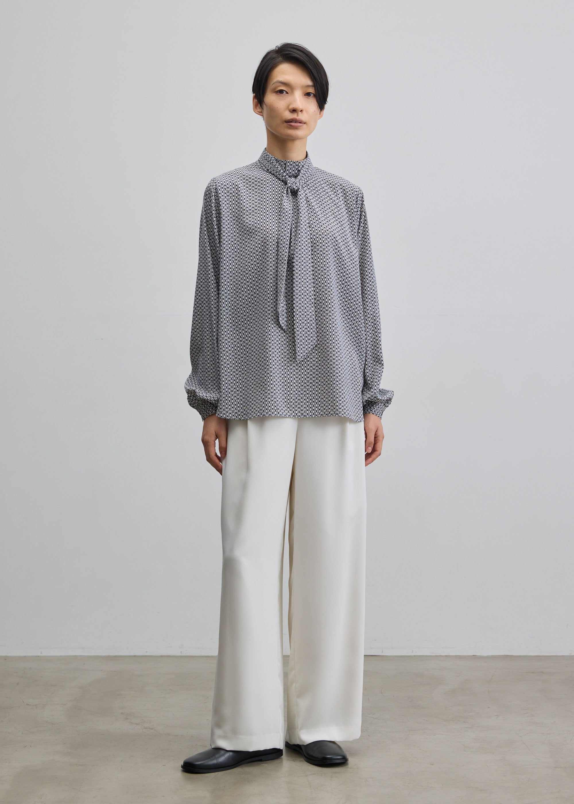 チェーン柄ボウタイブラウス - SOÉJU online store｜上質な大人の女性