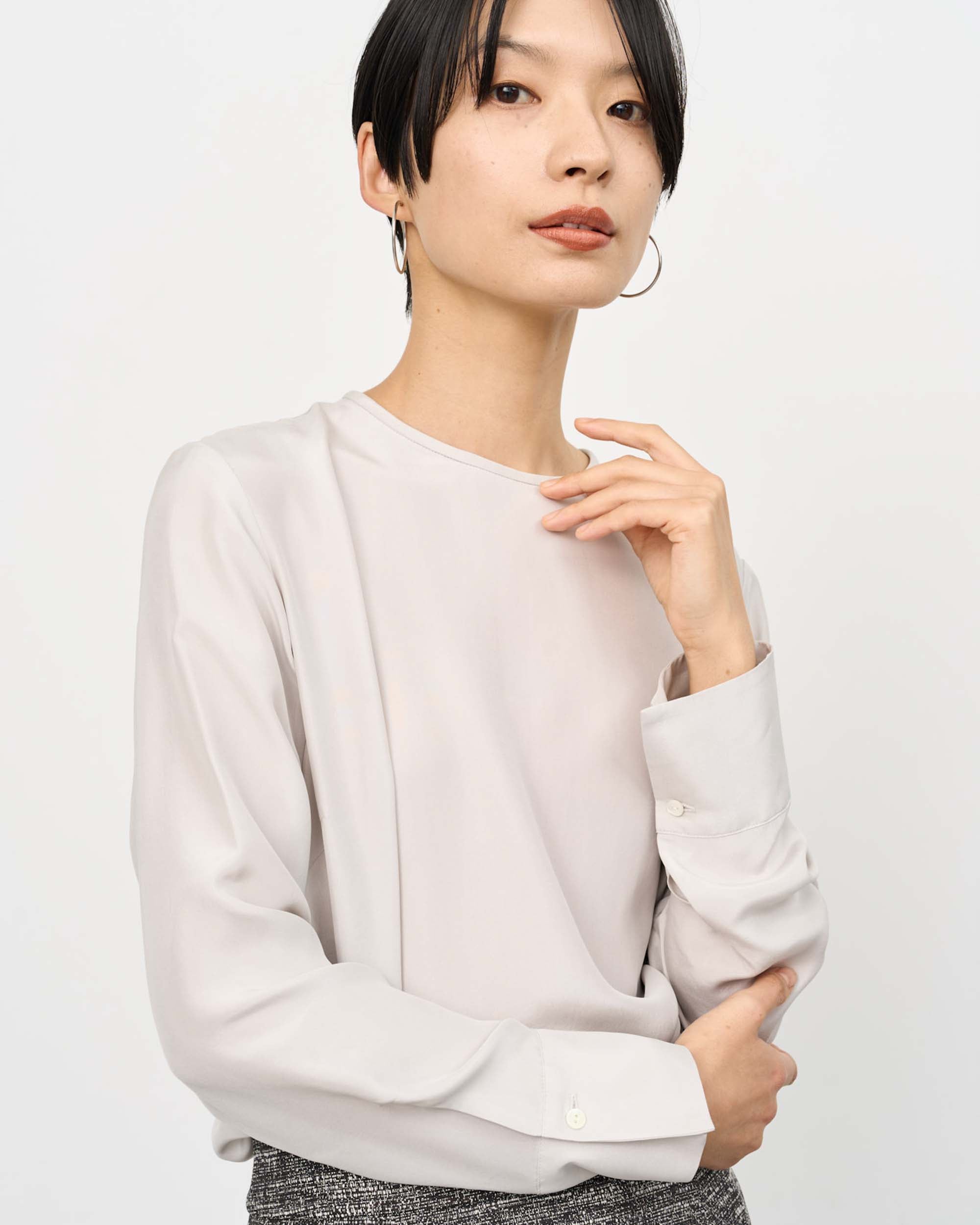 シルククルーネックブラウス - SOÉJU online store｜上質な大人の女性