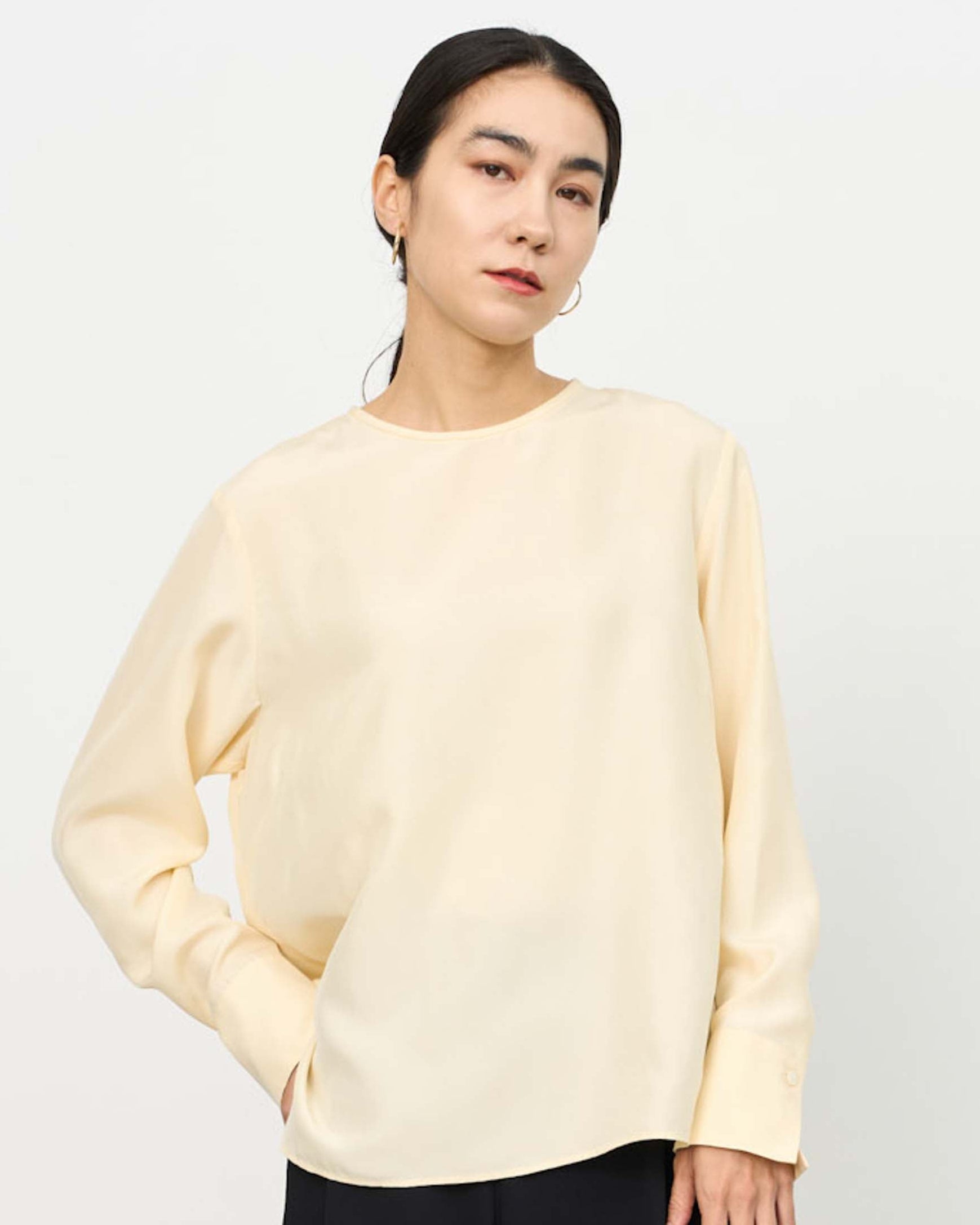 シルククルーネックブラウス - SOÉJU online store｜上質な大人の女性