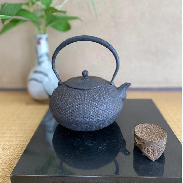 霰紋玉形鉄瓶 – STORIA