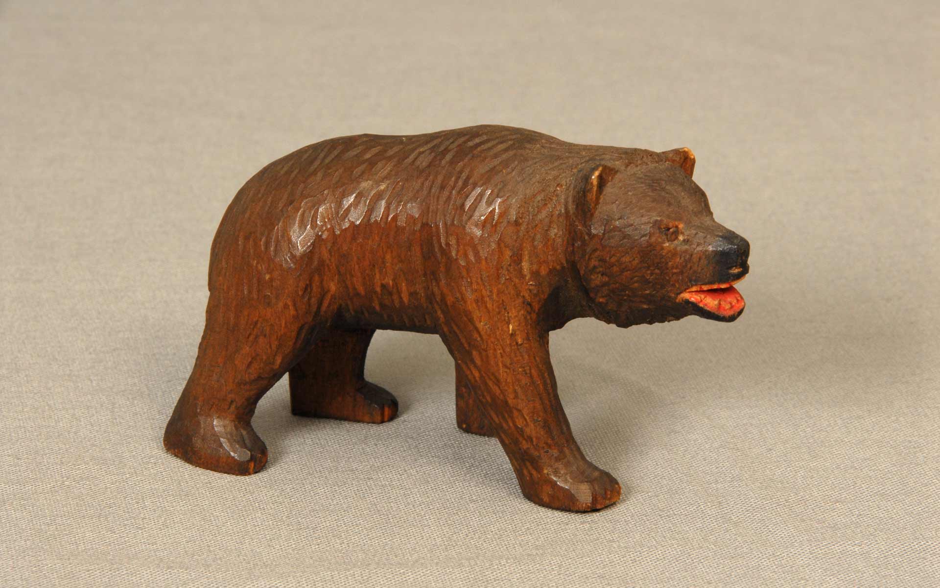 木彫りの熊」はいつ鮭をくわえたのか？意味と歴史を追って北海道へ